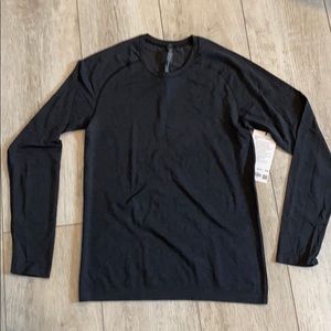 NWT Men’s Lululemon long sleeve size SMALL